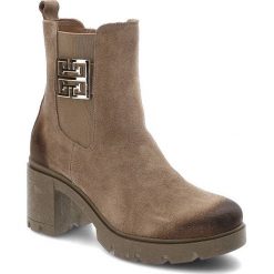 Beżowe Botki Lemar Ocieplane Skórzane Buty Na Obcasie. Brązowe botki Lemar, bez wzorów, bez obcasa, na obcasie, bez zapięcia. Za 399.00 zł.