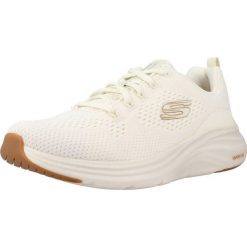 Buty do chodzenia damskie Skechers 150024WBC. Białe buty treningowe Skechers, bez wzorów, z materiału, bez zapięcia, trekkingowe. Za 281.99 zł.