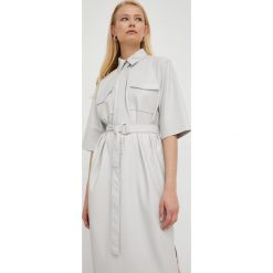 BOSS sukienka 50473255 kolor szary midi prosta. Szare sukienki Boss, na co dzień, bez wzorów, z materiału, bez kołnierzyka, bez ramiączek, midi, proste. W wyprzedaży za 1,059.90 zł.