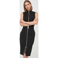 Marciano Guess sukienka kolor czarny mini dopasowana. Czarne sukienki Marciano Guess, z aplikacjami, z dzianiny, bez kołnierzyka, bez ramiączek, mini, dopasowane. Za 1,069.90 zł.