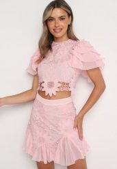 Różowy Komplet Bluzka z Falbankami na Ramionach Rozkloszowana Spódnica Zapinana na Suwak Viklaria. Czerwone bluzki Born2be, m, bez wzorów, z materiału, eleganckie, bez kołnierzyka, bez ramiączek. W wyprzedaży za 161.49 zł.
