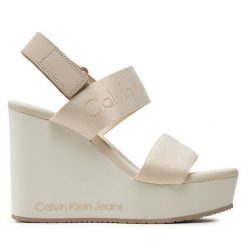 Sandały Calvin Klein Jeans. Sandały Calvin Klein Jeans, bez wzorów, z jeansu, bez obcasa, na koturnie, bez zapięcia. Za 459.99 zł.