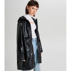 Kurtka oversize z błyszczącym wykończeniem - Czarny. Czarne kurtki Cropp, l, bez wzorów, bez kaptura. Za 159.99 zł.