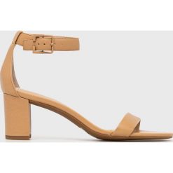 Lauren Ralph Lauren sandały skórzane WAVERLI 802824871007.101 kolor beżowy. Brązowe sandały Lauren Ralph Lauren, bez wzorów, z materiału, bez obcasa, na obcasie, bez zapięcia. W wyprzedaży za 399.99 zł.