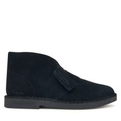 Botki Clarks. Czarne botki Clarks, bez wzorów, bez obcasa, na płaskiej podeszwie, bez zapięcia. Za 489.99 zł.