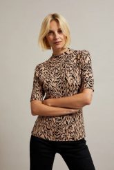 Dopasowana bluzka w zwierzęcy wzór brązowa. Brązowe bluzki MOODO, s, bez wzorów, z elastanu, bez kołnierzyka, bez ramiączek. W wyprzedaży za 34.99 zł.