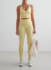 Damskie legginsy invisible scrunch, squat proof Shape Seamless żółte. Żółte legginsy AIM'N, bez wzorów, z dzianiny. Za 296.00 zł.