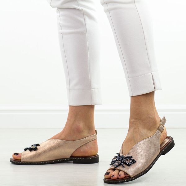 Różowe płaskie sandały damskie Jezzi 2060-22. Czerwone sandały Jezzi, z aplikacjami, ze skóry, eleganckie, bez obcasa, na płaskiej podeszwie, bez zapięcia. Za 169.00 zł.