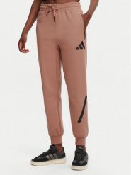 Adidas Spodnie dresowe Z.N.E. JD5995 Różowy Regular Fit. Czerwone spodnie dresowe adidas, bez wzorów, z dresówki. Za 249.99 zł.
