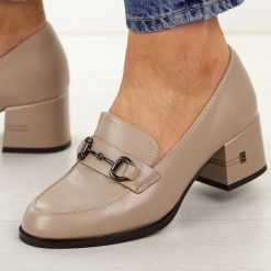 Beżowe skórzane mokasyny damskie na obcasie Vinceza 18116. Brązowe mokasyny VINCEZA, bez wzorów, ze skóry, z okrągłym noskiem. Za 229.00 zł.