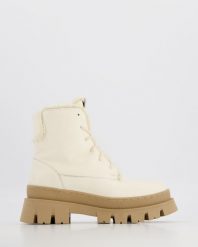 BOTKI DAMSKIE 38606 FLO WHITE. Białe botki Venezia, bez wzorów, ze skóry, bez obcasa, bez zapięcia. Za 249.00 zł.