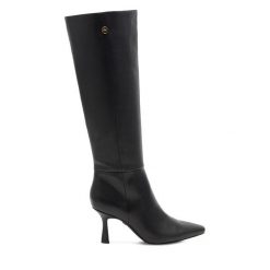 Kozaki Nine West. Czarne kozaki Nine West, bez wzorów, bez obcasa, na szpilce, bez zapięcia. Za 329.99 zł.