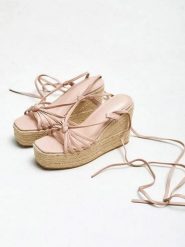 Bellucci Sandały w kolorze jasnoróżowym na koturnie rozmiar: 41. Różowe sandały Bellucci, bez wzorów, z otwartym noskiem, bez obcasa, na koturnie, bez zapięcia. Za 73.99 zł.