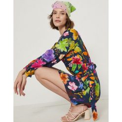 Medicine sukienka mini rozkloszowana. Sukienki MEDICINE, l, bez wzorów, z tkaniny, bez kołnierzyka, bez ramiączek, maxi, rozkloszowane. W wyprzedaży za 69.90 zł.