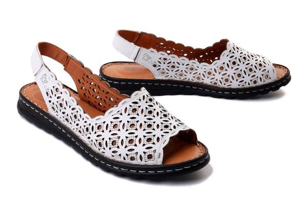 ARTIKER RELAKS 52C0433 white, sandały damskie. Białe sandały Artiker Relaks, w ażurowe wzory, ze skóry, bez obcasa, bez zapięcia. Za 239.90 zł.