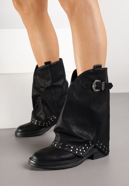 Czarne Botki z Cholewką Imitującą Nogawkę z Nitami i Paskiem ze Sprzączką Riluvena. Czarne botki Renee, z aplikacjami, z jeansu, eleganckie, bez obcasa, na płaskiej podeszwie, bez zapięcia. Za 169.99 zł.