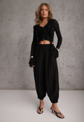 Czarne Spodnie High Waist o Kroju Balloon Mezesha. Czarne spodnie materiałowe Renee, bez wzorów, z jeansu, z podwyższonym stanem, krótkie. Za 89.99 zł.