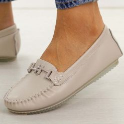 Beżowe skórzane mokasyny damskie S.Barski 7034. Brązowe mokasyny S.BARSKI, bez wzorów, z jeansu, z okrągłym noskiem. Za 219.00 zł.