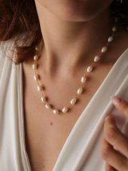 Pierres delicates Pozłacany naszyjnik z perłami - dł. 43 cm rozmiar: onesize. Białe naszyjniki Pierres delicates, z materiału, z perłą, pozłacane. Za 78.99 zł.