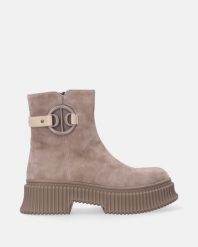 ZAMSZOWE BOTKI NA TŁOCZONEJ PODESZWIE S011SUBEOBB007. Botki Venezia, bez wzorów, ze skóry, bez obcasa, bez zapięcia. Za 399.00 zł.
