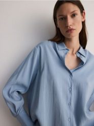 Koszula z modalem - jasnoniebieski. Niebieskie koszule Reserved, l, bez wzorów, z tkaniny, bez kołnierzyka, bez ramiączek. W wyprzedaży za 69.99 zł.