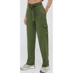 Pepe Jeans spodnie damskie kolor zielony szerokie high waist. Zielone spodnie materiałowe Pepe Jeans, bez wzorów, z jeansu, z podwyższonym stanem. Za 379.99 zł.