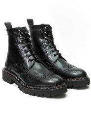 British Passport Skórzane botki w kolorze czarnym rozmiar: 38. Czarne botki British Passport, bez wzorów, bez obcasa, bez zapięcia. Za 434.99 zł.