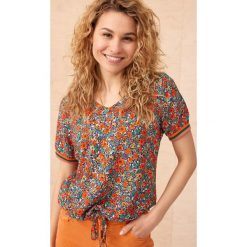 Bluzka Damska Irina BS Orange Flowers. Pomarańczowe bluzki blue shadow, bez wzorów, z poliesteru, bez kołnierzyka, bez ramiączek. Za 179.90 zł.