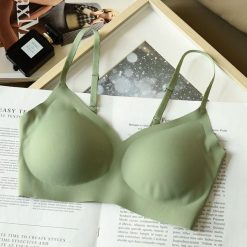 Biustonosz piankowy bez fiszbin z regulowanymi ramiączkami Anastassiya. Czarne biustonosze Intica, bez wzorów. W wyprzedaży za 79.00 zł.