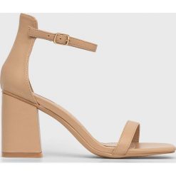 Answear Lab sandały kolor beżowy. Brązowe sandały Answear Lab, bez wzorów, z gumy, bez obcasa, na obcasie, bez zapięcia. Za 179.99 zł.