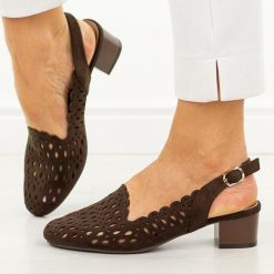 D. Brązowe sandały damskie na obcasie M.Daszyński Sa210-13. Brązowe sandały M.Daszyński, w ażurowe wzory, z zamszu, casualowe, z okrągłym noskiem, bez obcasa, na obcasie, bez zapięcia. Za 179.00 zł.