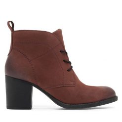 Botki Lasocki. Czerwone botki Lasocki, bez wzorów, bez obcasa, na słupku, bez zapięcia. Za 249.99 zł.