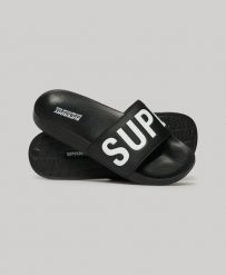 Superdry Vegan Core Pool klapki z formowaną podeszwą – BLACK/WHITE. Czarne klapki Superdry, bez wzorów, z poliesteru, bez obcasa, bez zapięcia. Za 156.10 zł.