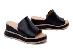 ARTIKER RELAKS 50C0339 czarny, klapki damskie. Czarne klapki Artiker Relaks, bez wzorów, ze skóry, bez obcasa, na koturnie, bez zapięcia. Za 249.90 zł.