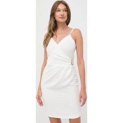 Morgan sukienka kolor biały mini dopasowana. Białe sukienki Morgan, bez wzorów, z tkaniny, bez kołnierzyka, bez ramiączek, mini, dopasowane. W wyprzedaży za 279.99 zł.