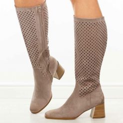 Beżowe zamszowe kozaki damskie na obcasie Vinceza 58635. Brązowe kozaki VINCEZA, na jesień, w ażurowe wzory, z zamszu, eleganckie, bez obcasa, na obcasie, bez zapięcia. Za 239.00 zł.