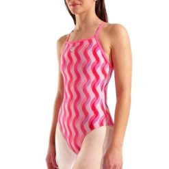 Strój kąpielowy Arena Ripple Lightdrop Back. Czerwone stroje jednoczęściowe Arena, bez wzorów, sportowe. Za 259.00 zł.