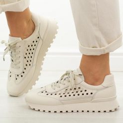 Skórzane Wt ażurowe półbuty damskie Vinceza 66933. Brązowe półbuty wsuwane VINCEZA, na jesień, w ażurowe wzory, z jeansu, casualowe, bez obcasa. Za 229.00 zł.