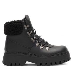 Trapery DeeZee. Czarne traperki DeeZee, bez wzorów, bez obcasa, bez zapięcia. Za 139.99 zł.