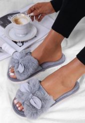 Szare Kapcie Tryphadia. Szare kapcie Renee, bez wzorów. W wyprzedaży za 23.99 zł.
