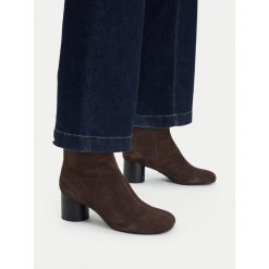 Botki GINO ROSSI. Brązowe botki Gino Rossi, bez wzorów, bez obcasa, na słupku, bez zapięcia. Za 449.99 zł.