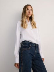 Koszula z wiskozy - złamana biel. Koszule Reserved, l, bez wzorów, z wiskozy, bez kołnierzyka, bez ramiączek. W wyprzedaży za 69.99 zł.