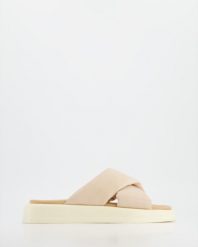 KLAPKI DAMSKIE 2682 R097 BEIGE. Brązowe klapki Venezia, bez wzorów, ze skóry, bez obcasa, bez zapięcia. Za 169.00 zł.