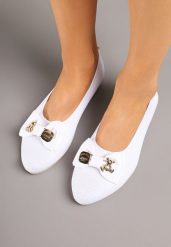 Białe Balerinki Ozdobione Metalicznymi Aplikacjami i Kokardą Bretella. Białe baleriny Renee, z aplikacjami, z jeansu, klasyczne, bez obcasa, bez zapięcia. Za 39.99 zł.