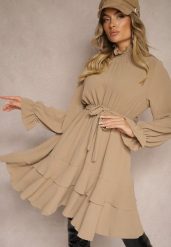 Ciemnobeżowa Sukienka z Falbankami i Golfem z Gumką w Talii i Dodatkowym Wiązanym Paskiem Savire. Brązowe sukienki Renee, na co dzień, bez wzorów, eleganckie, bez kołnierzyka, bez ramiączek, mini. W wyprzedaży za 67.99 zł.