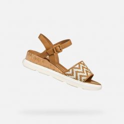Damskie sandały Geox Pisa B. Brązowe sandały Geox, bez wzorów, z gumy, eleganckie, bez obcasa, bez zapięcia. Za 468.99 zł.