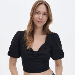 Bluzka z ozdobnym dekoltem - czarny. Czarne bluzki Reserved, l, bez wzorów, z dzianiny, bez kołnierzyka, bez ramiączek. W wyprzedaży za 22.99 zł.
