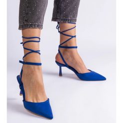 Niebieskie szpilki z odkrytą pięta wiązane wokół kostki. Niebieskie szpilki bez wzorów, eleganckie, bez obcasa, na szpilce, bez zapięcia. Za 76.68 zł.