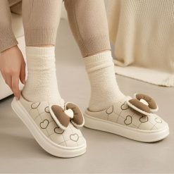 Kapcie damskie Filippo, ocieplane futerkiem z kokardą do domu i na prezent, beżowe, DK7482-25-BE. Brązowe kapcie Filippo, bez wzorów. Za 79.99 zł.