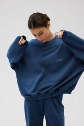 Bluza damska o kroju regular fit w kolorze NAVY BLUE- PHENIX-UNI. Niebieskie bluzy bez kaptura Marsala, uniwersalny, bez wzorów, z bawełny, bez kaptura. Za 279.90 zł.